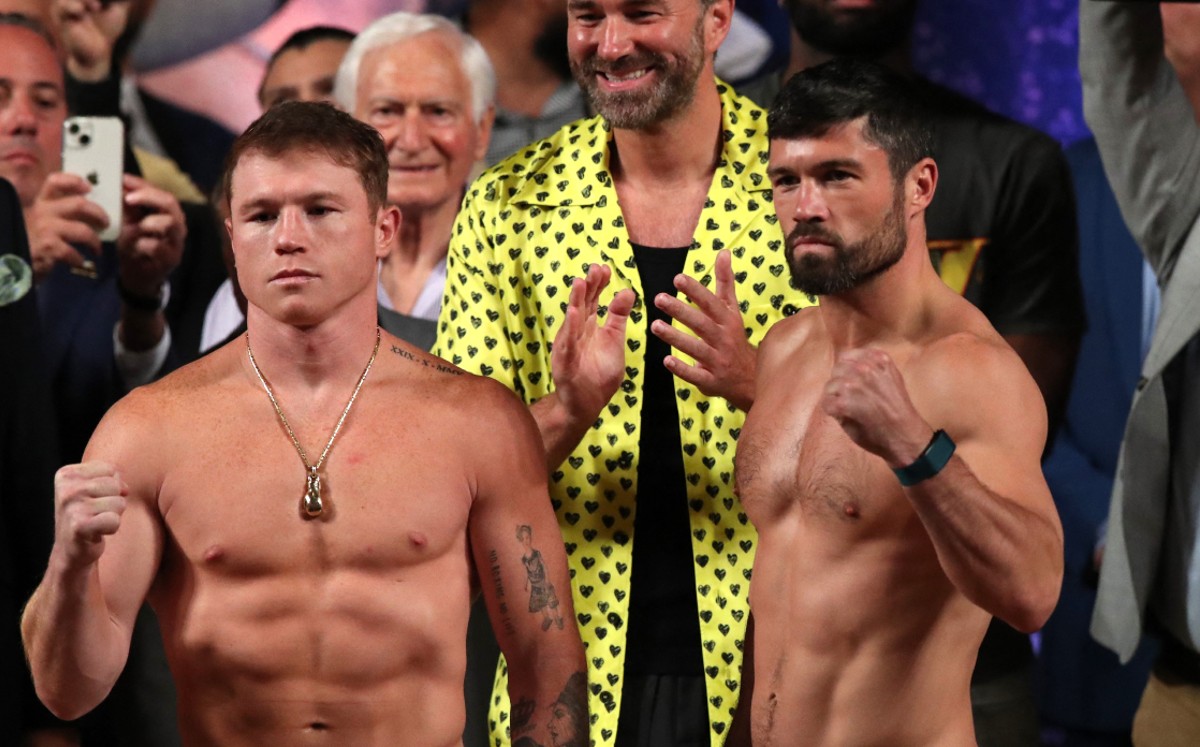 'Canelo' Álvarez y John Ryder superan la báscula y dan el peso previo a pelea (Reuters)