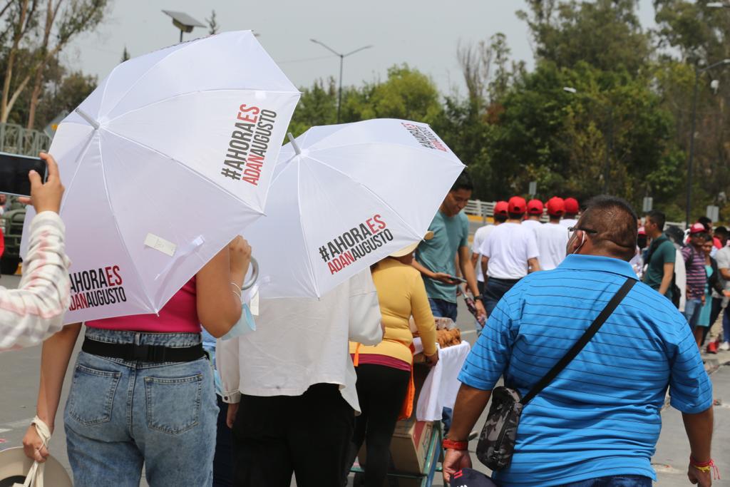 Sombrillas con la leyenda #AhoraesAdánAugusto.  | Jorge Carballo