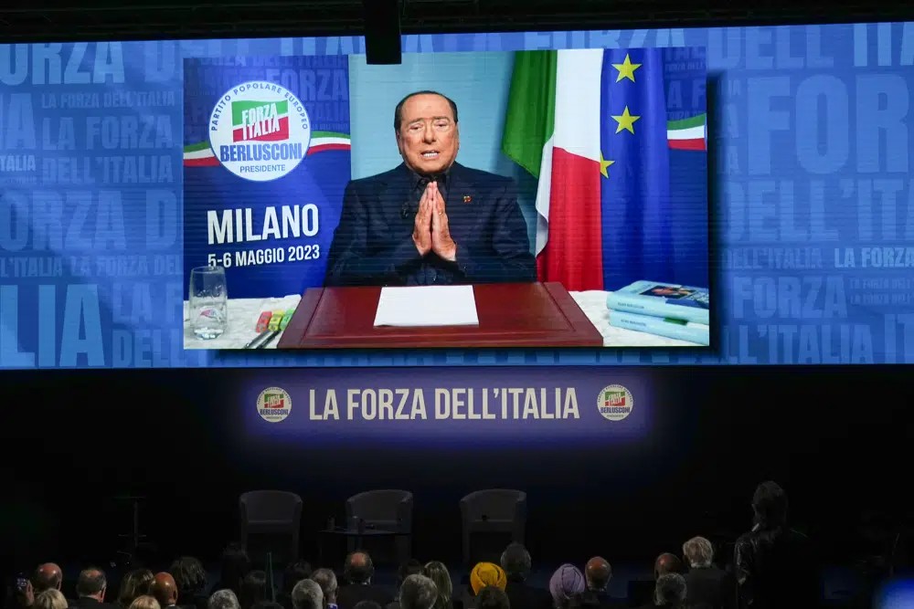 Berlusconi hace primeras declaraciones tras hospitalización | AP