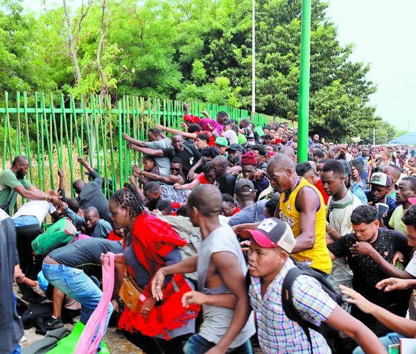 En Chiapas, haitianos intentan ingresar a oficinas del INM. EFE