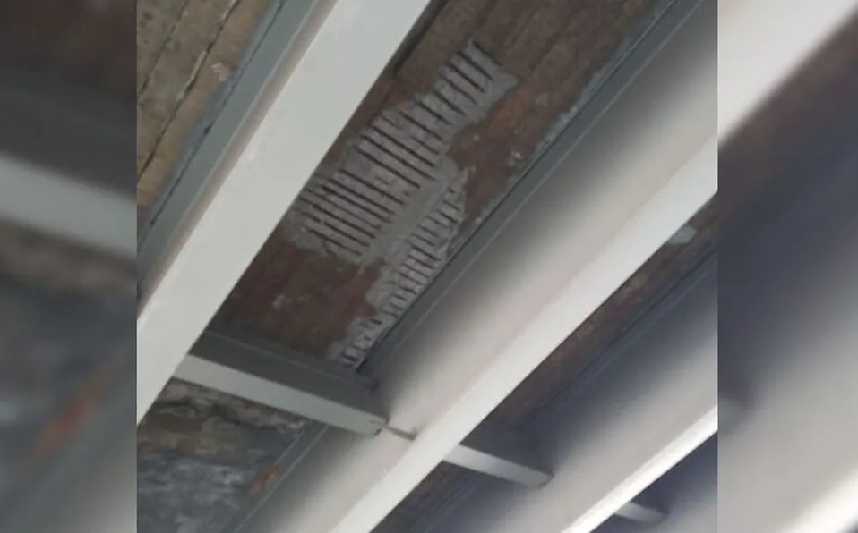 El desprendimiento es tal que revela las varillas de la infraestructura | Especial