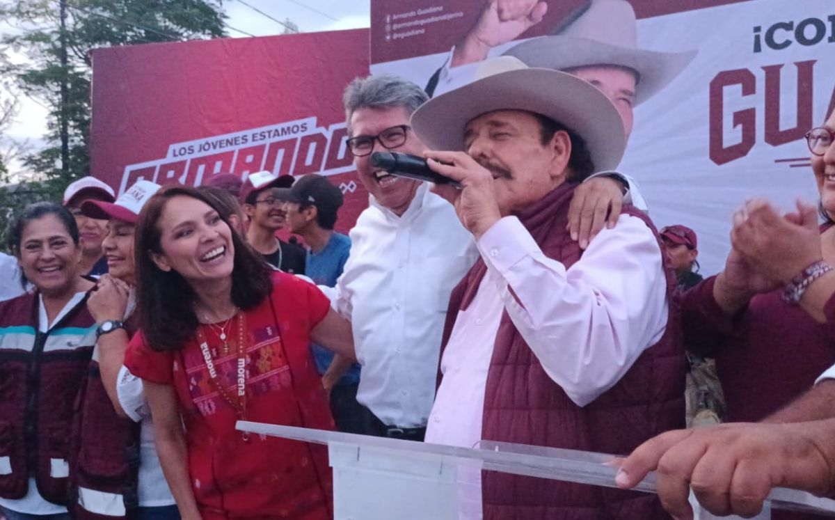 En un evento masivo, Ricardo Monreal y Armando Guadiana se unieron a dos voces para interpretar dos corridos.