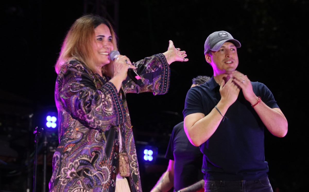 La cantante Tania Libertad dedicó la canción Ave María a la madre del alcalde de Monterrey. Foto: Raúl Palacios