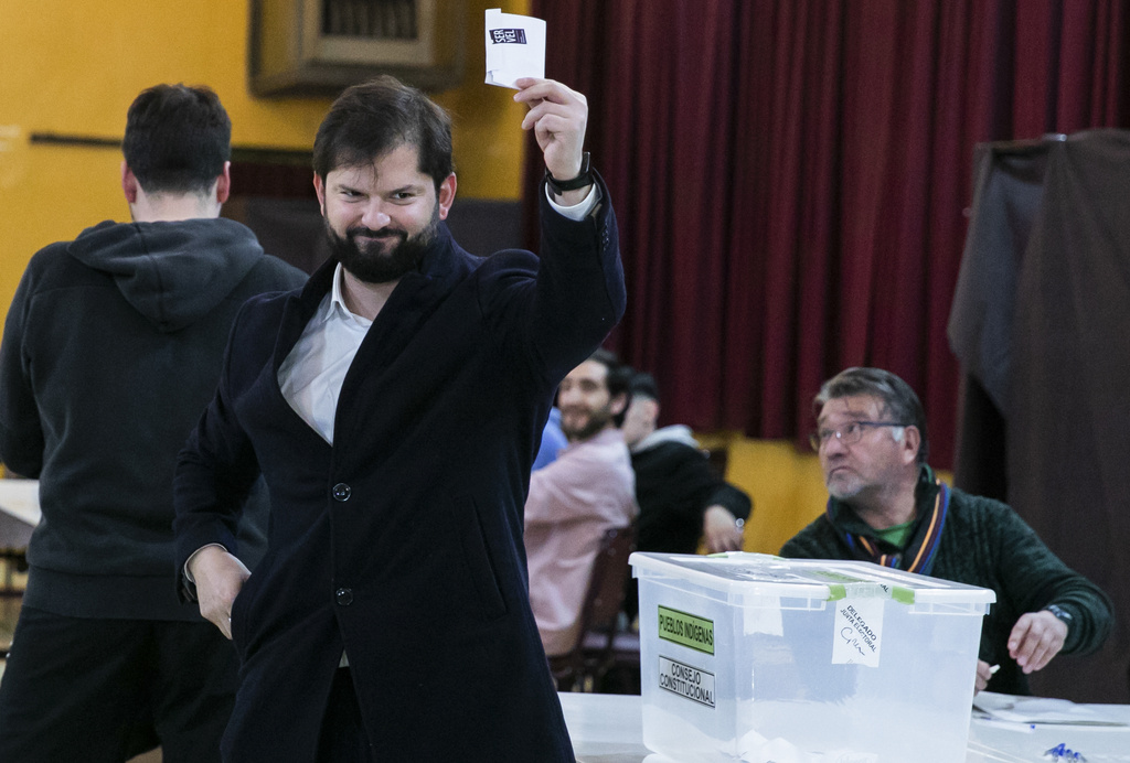 Gabriel Boric, presidente de Chile, luego de votar. | AP