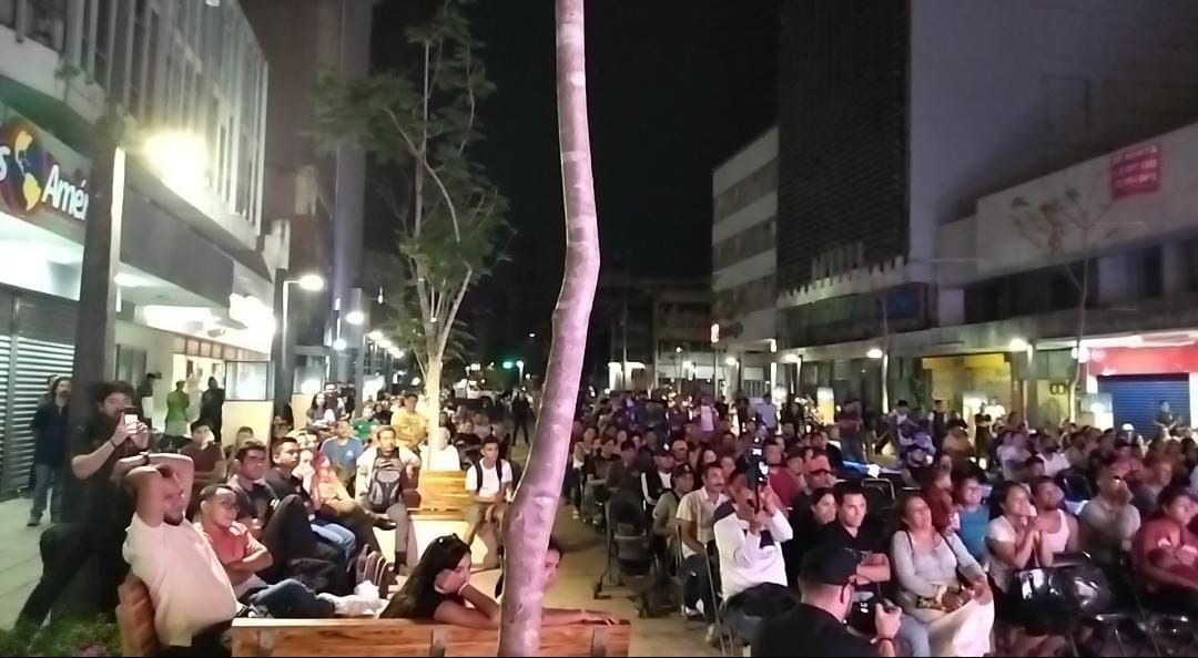 Pelea del Canelo reúne 200 aficionados en Centro de Guadalajara (Juan Pablo Ochoa)