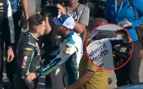 Piloto de NASCAR se lleva sorprendente puñetazo al encarar a un rival