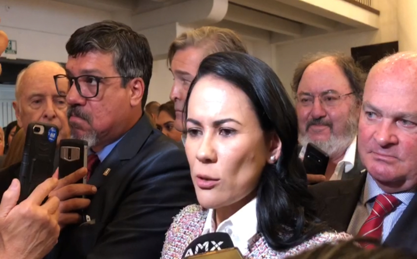 Alejandra Del Moral responde a preguntas de reporteros después de evento con empresarios (Especial)