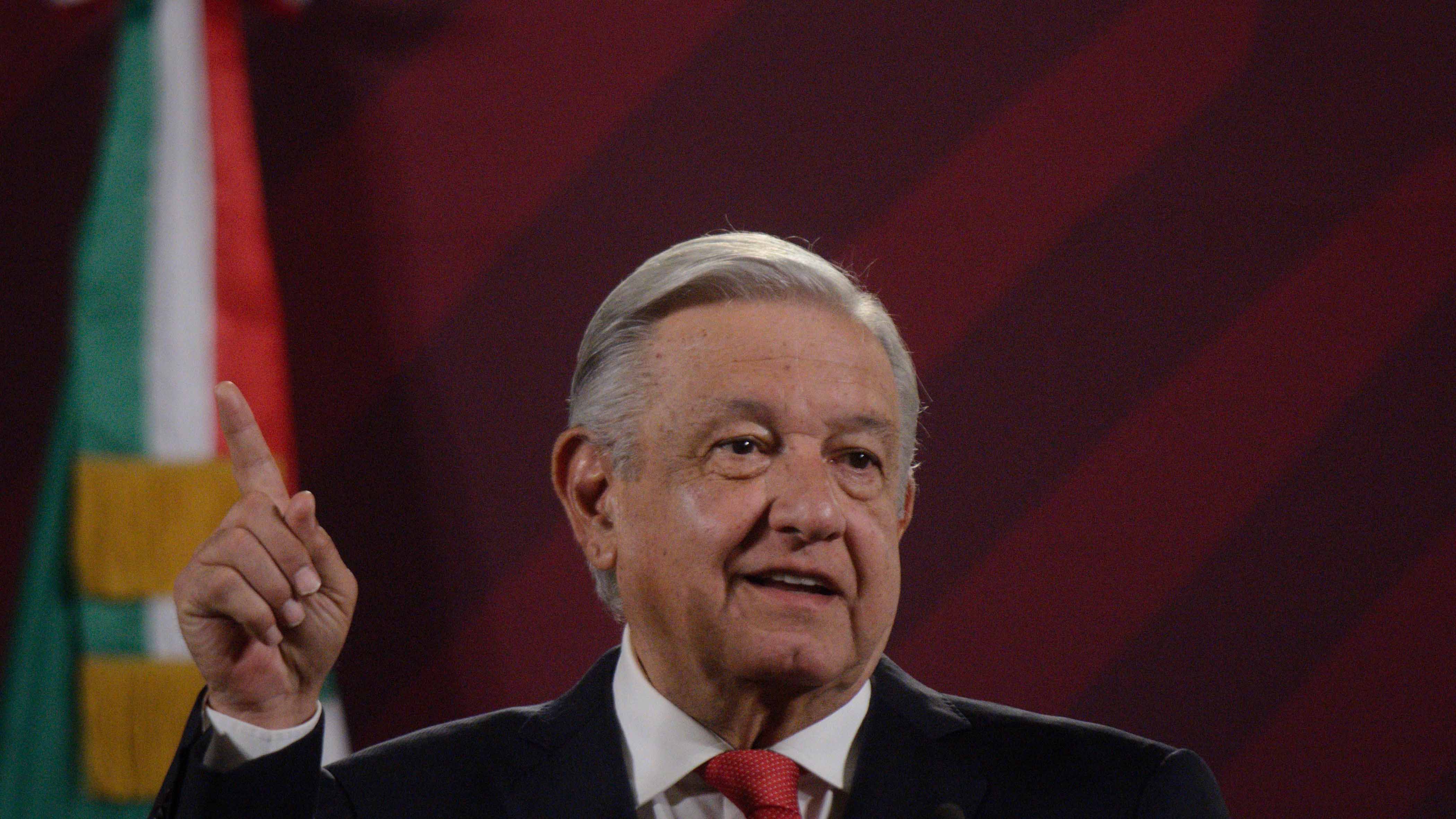 AMLO felicita a ‘Canelo’ Álvarez y a ‘Checo’ Pérez