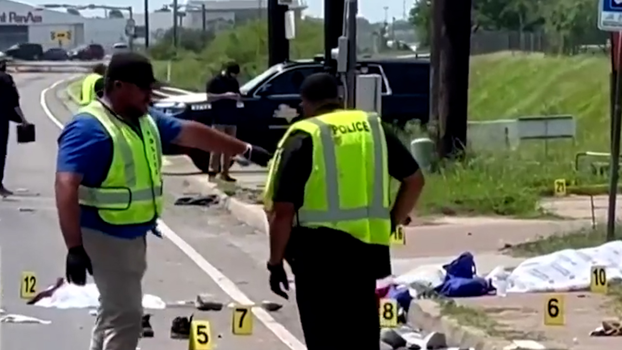 Conductor que atropelló a migrantes en Texas es acusado de 18 cargos