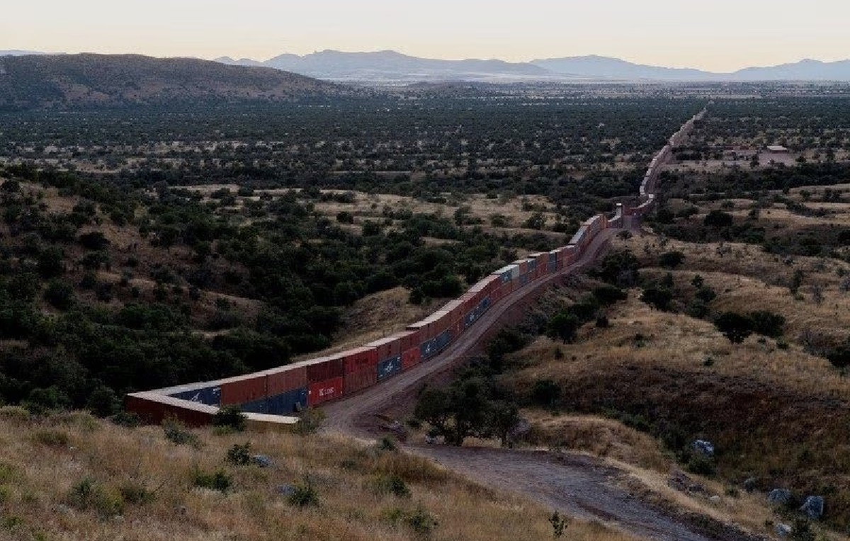 Contenedores metálicos en frontera de Arizona (Reuters)