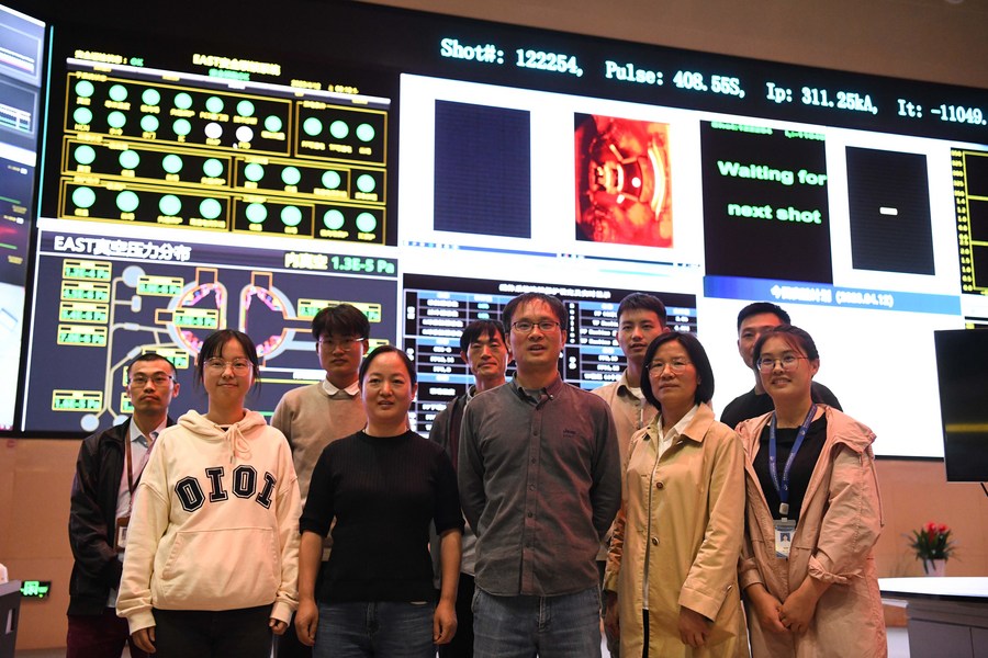 Investigadores posan tras el éxito de un experimento en el centro de control del reactor EAST en Hefei, Anuhi. 12 de abril 2023. (Xinhua/Zhang Duan)