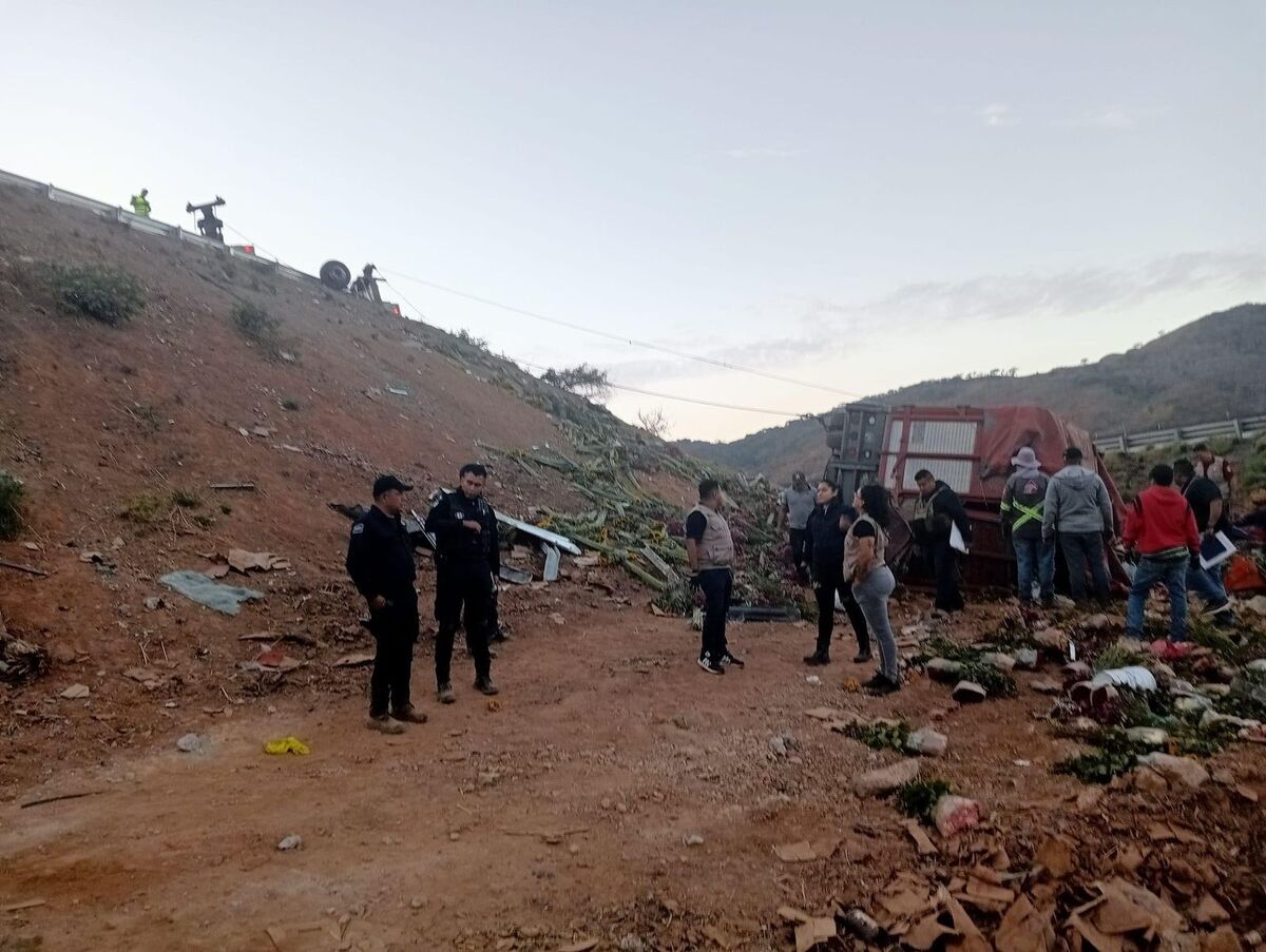 Tráiler vuelca sobre  autopista Jala Compostela, en Nayarit | Especial