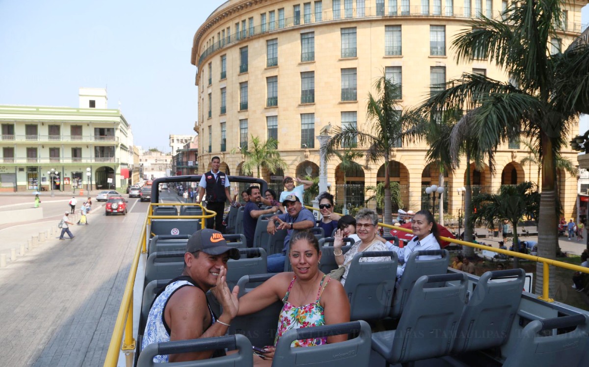 Visitantes en turibús en el centro de Tampico. (Yazmín Sánchez)