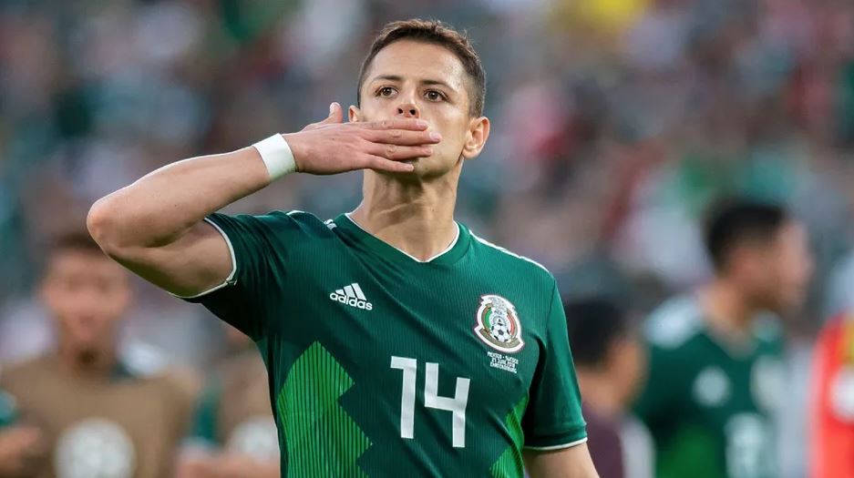 Chicharito felicita a Santiago Giménez: no competimos entre mexicanos