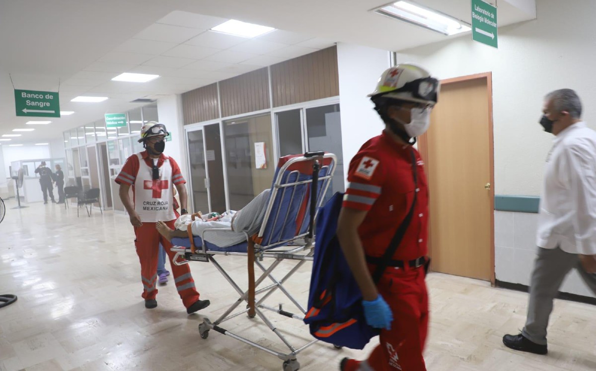 Desalojo de personal y pacientes tras incendio en Ciudad Victoria. (Cortesía)