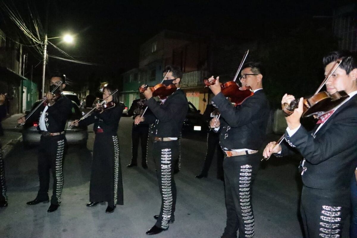 Festejan a las mamás en Nezahualcóyotl con serenata