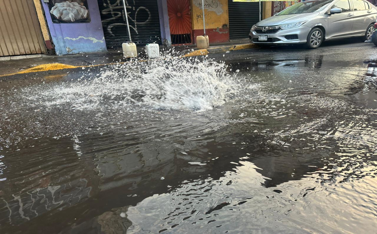 Fuga de agua reportada por los vecinos de la avenida Chicago en la Álvaro Obregón (Especial)