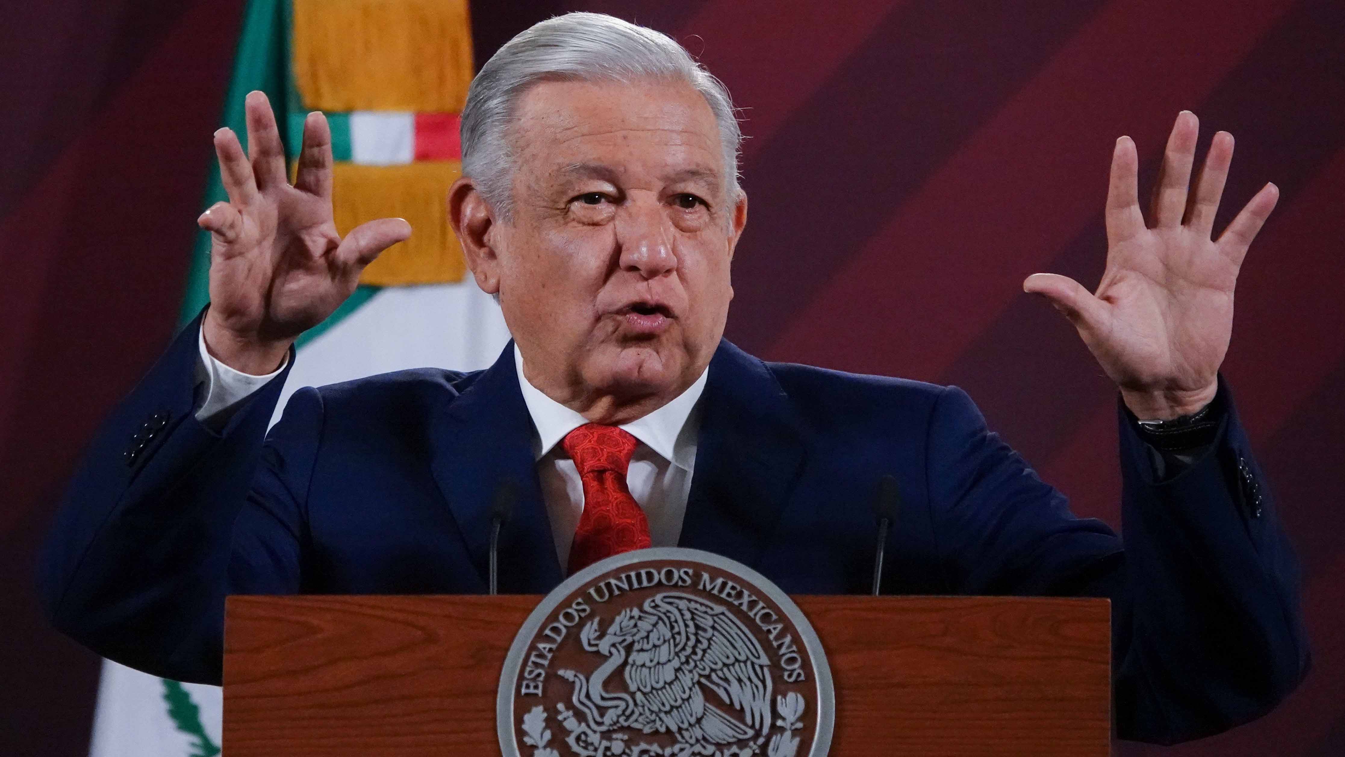 "Quisieran atarme de pies y manos, no me dejo y no me voy a dejar": AMLO