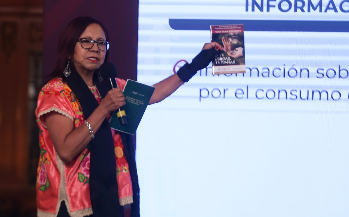 La secretaria de Educación durante la conferencia mañanera de hoy, al presentar el folleto. | Araceli López