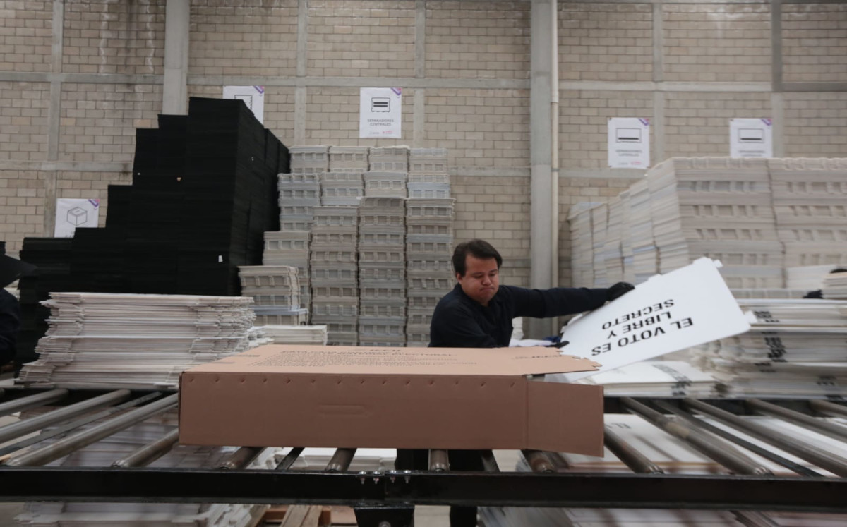 Trabajador empaquetando material electoral que el IEEM distribuirá a los 45 distritos del Edomex (Tania Contreras)