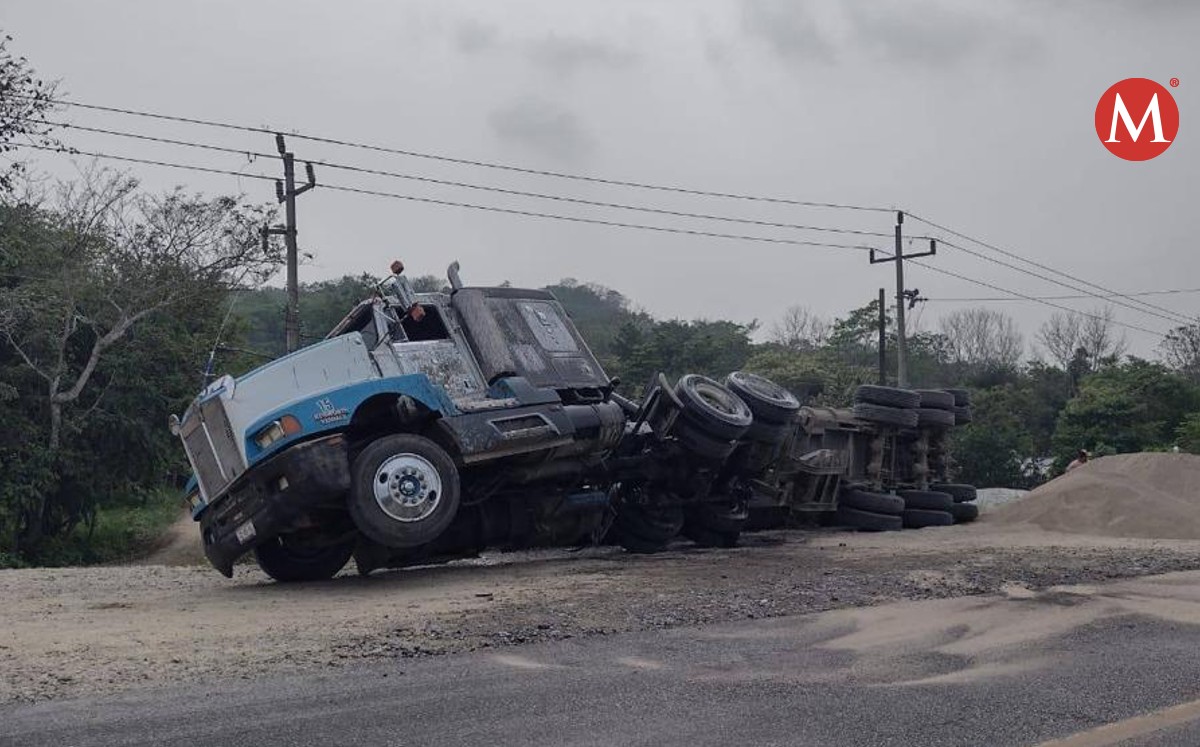 Vuelca góndola de tráiler en carretera del norte de Veracruz