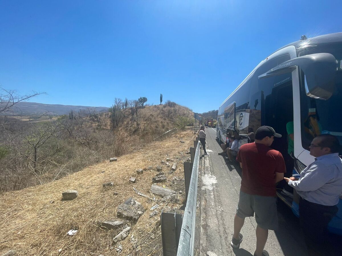 Así quedó el lugar tras accidente de camión de equipo de futbol infantil en Jalisco (Karla Victoria Rodríguez)