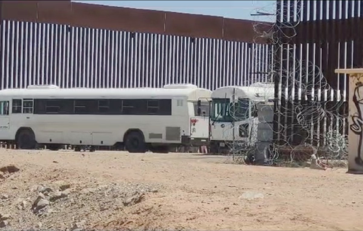 Camiones en espera de migrantes en la frontera de Estados Unidos (Foto: Hector Navia)
