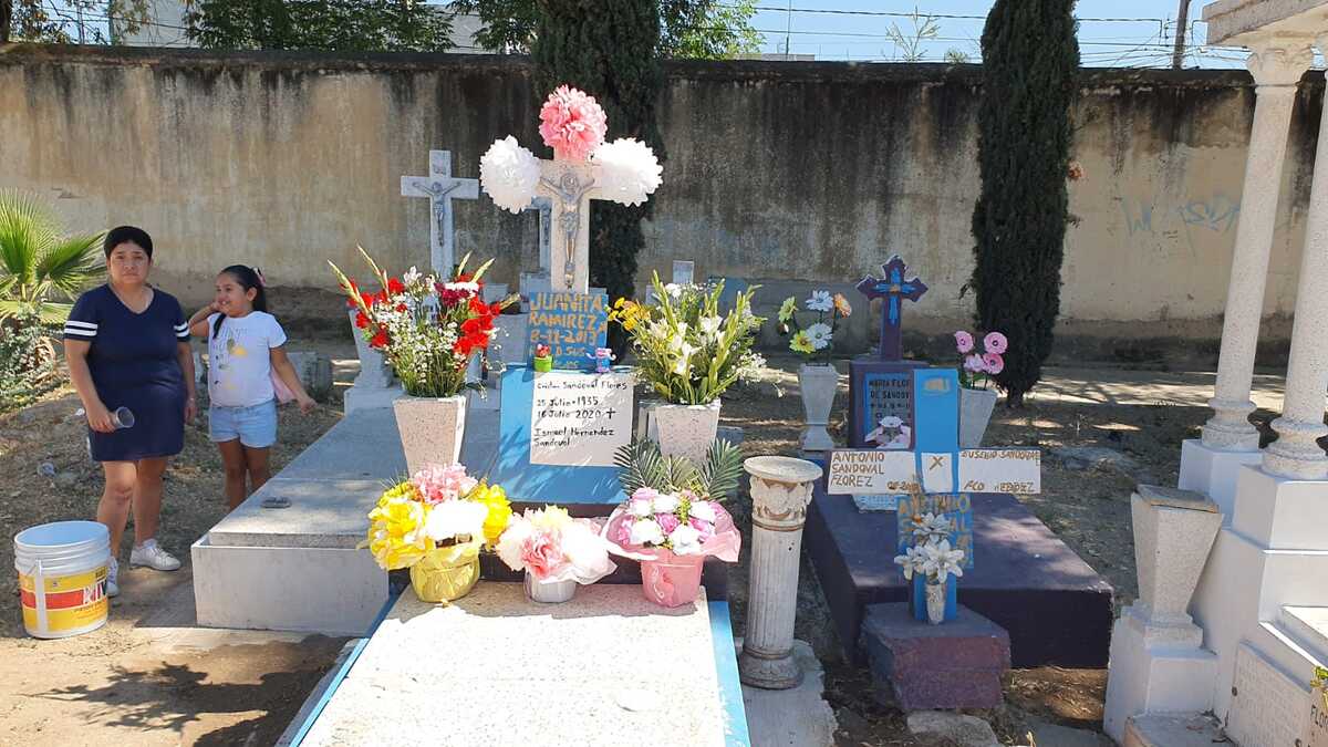 Cientos de personas se han dado cita en los distintos panteones municipales. (Juan Carlos Munguía)