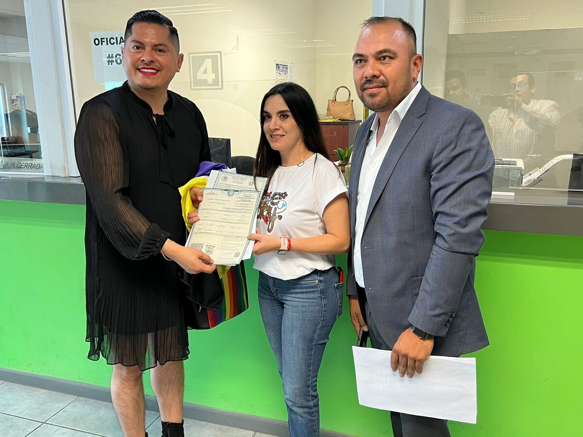 En Coahuila, entregan primer acta de nacimiento no binaria; "y soporten", dice magistrade Ociel Baena. | Especial