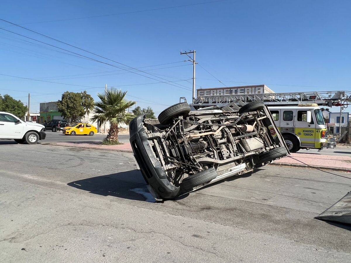 Conductor vuelca tras chocar contra camioneta en Torreón; hay 6 lesionados. | Especial