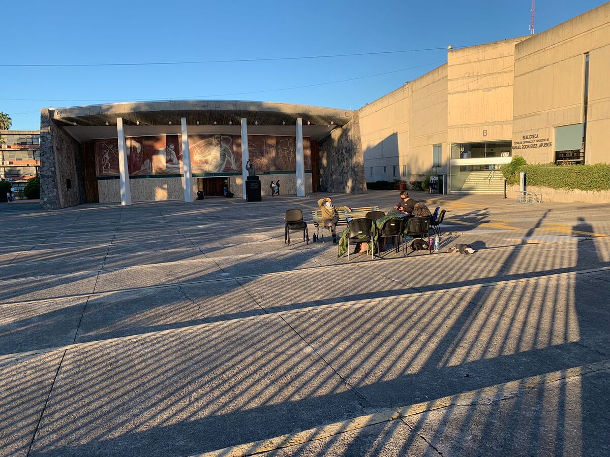 Estudiantes realizan toma de instalaciones en campus del CUCSH en zona La Normal de Guadalajara (Roberto Hurtado)