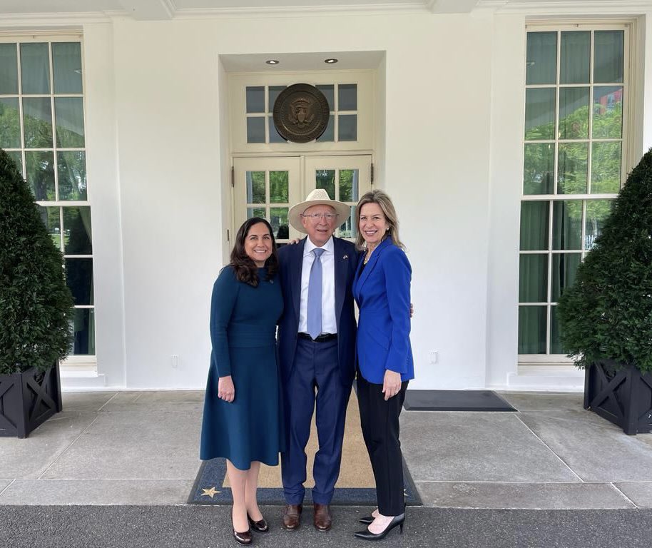 Ken Salazar durante la visita a Washington de la delegación mexicana. (Twitter)