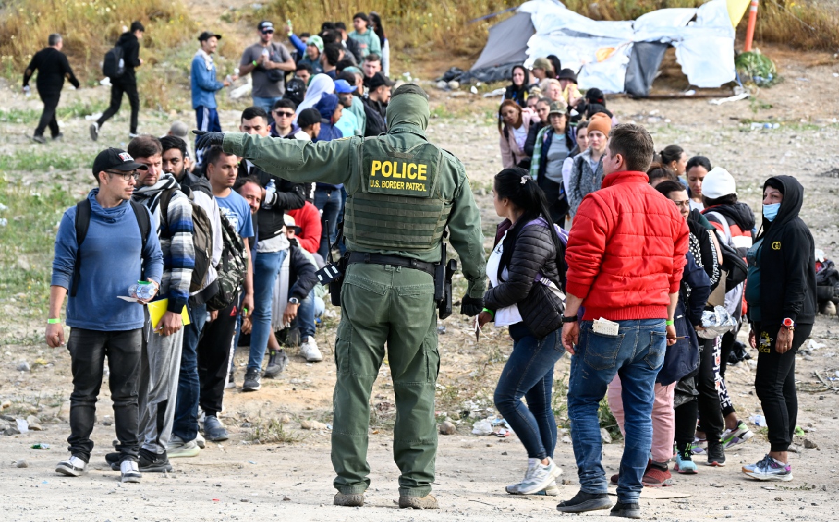 Las deportaciones aumentaron durante la aplicación del Título 42. | AP