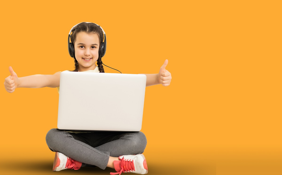 Los niños pueden aprender mejor un idioma a través de la conversación. (freepik.es)