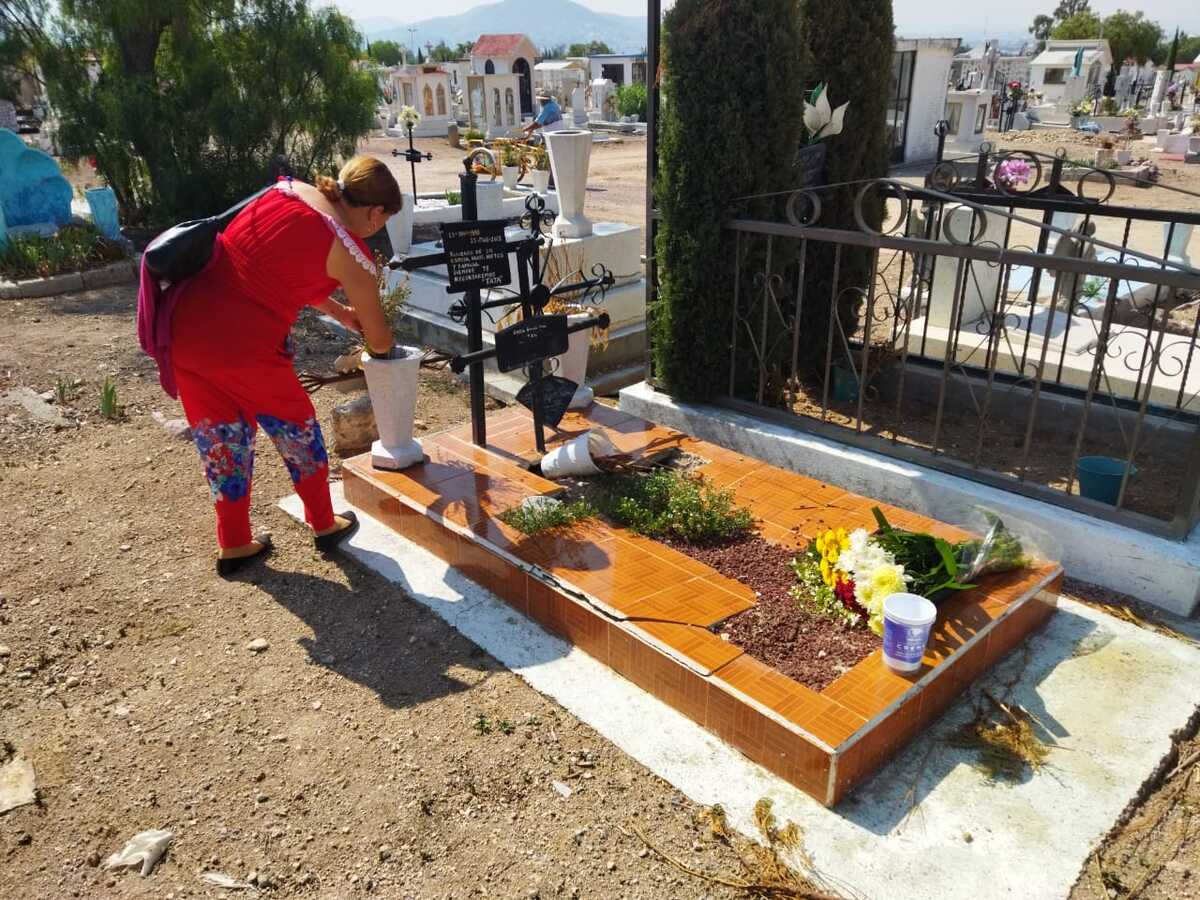 Este Día de las Madres visitó la tumba de su mamá y hermanos, pero no ha podido llorarle a su hija (Elizabeth Hernández)