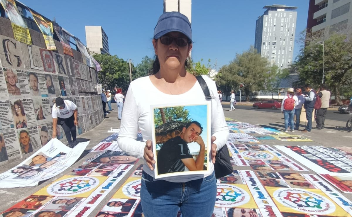 Se manifiestan en Guadalajara ante ausencia de sus hijos desaparecidos este 10 de mayo (Josefina Ruiz)