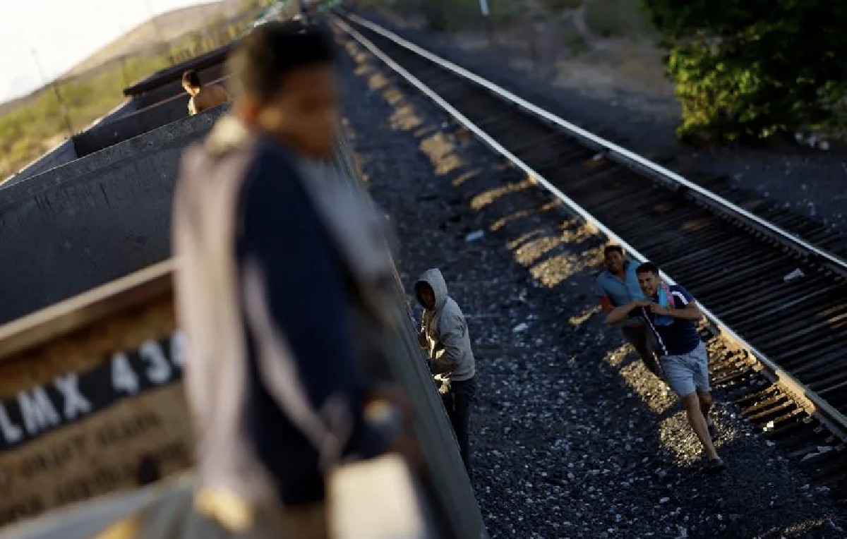Migrantes toman tren de carga para intentar llegar a Ciudad Juárez (Reuters)