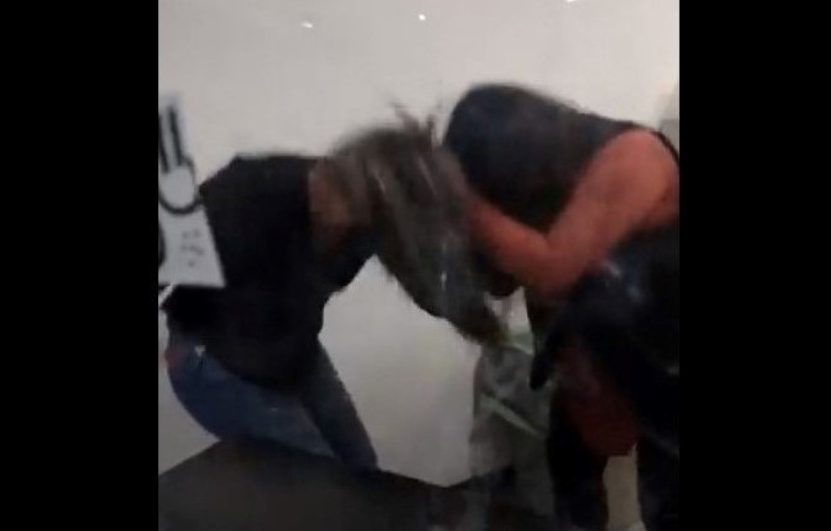 La pelea ocurrió dentro de una taquilla del Metro División del Norte. | Twitter @yohaliresendiz