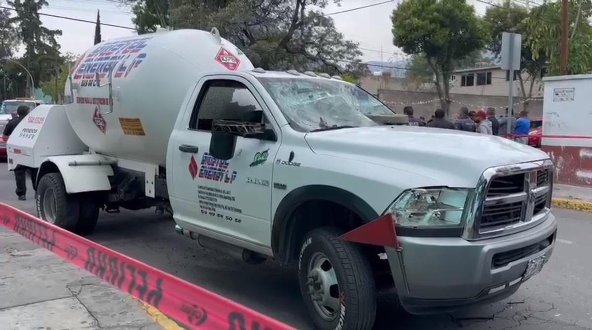 Pipa de gas LP con el parabrisas destrozados con un polín de madera delgado que utilizaron para golpear la unidad (Especial)