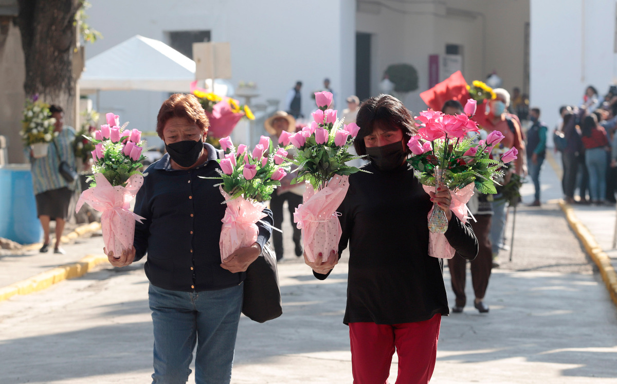 Poblanos visitan a sus madres en el panteón el 10 de mayo | Agencia Enfoque