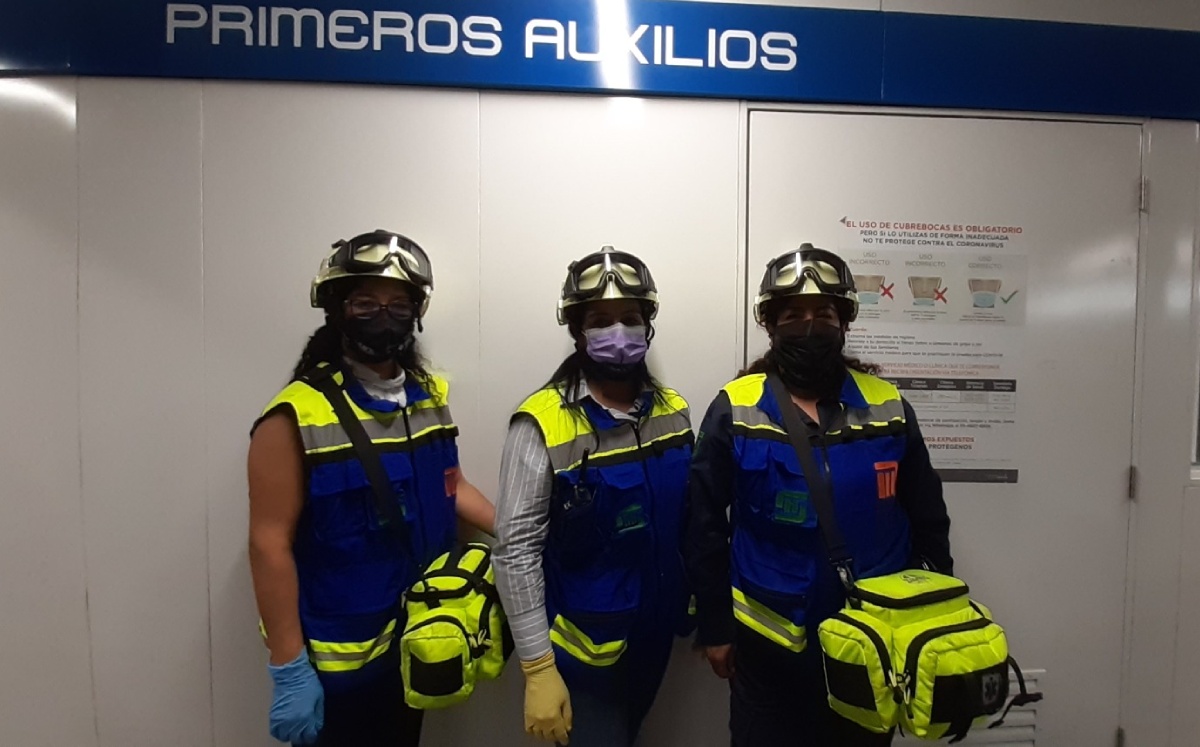 Trabajadoras de Protección Civil en el metro. Foto: (Especial).
