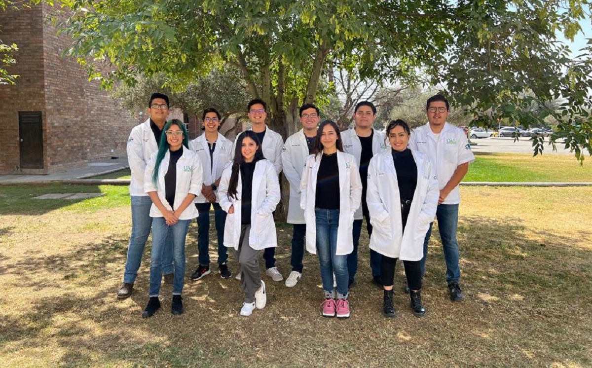 Alumnos de octavo semestre de Optometría de la UAL. (cortesía)
