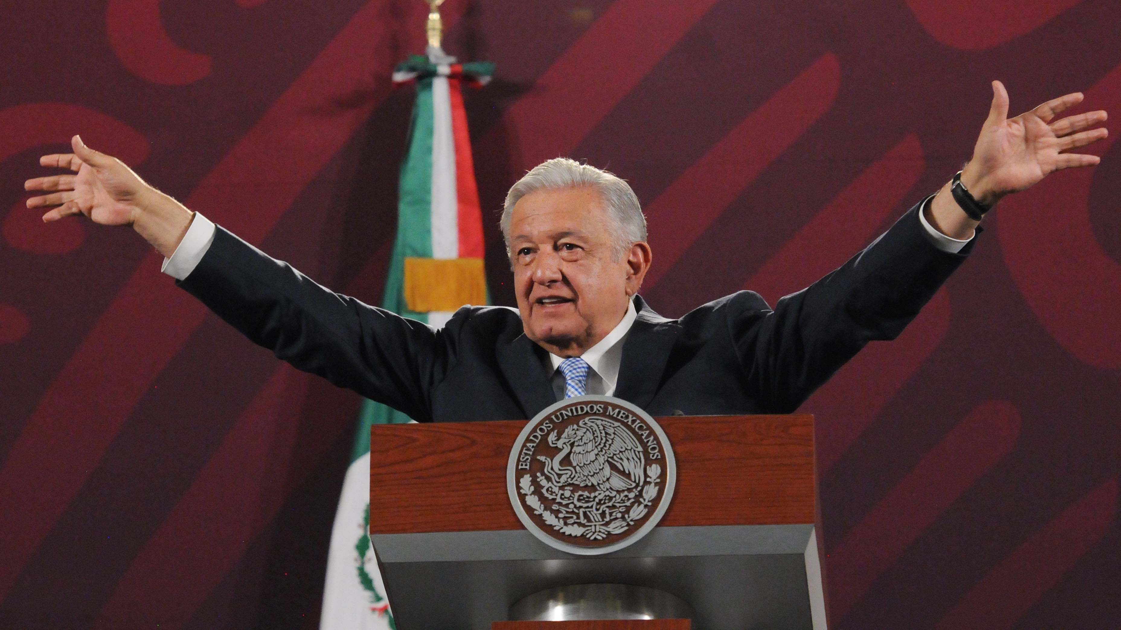 AMLO acusa campaña de "fifis" en contra de las becas "Jóvenes Construyendo el Futuro"