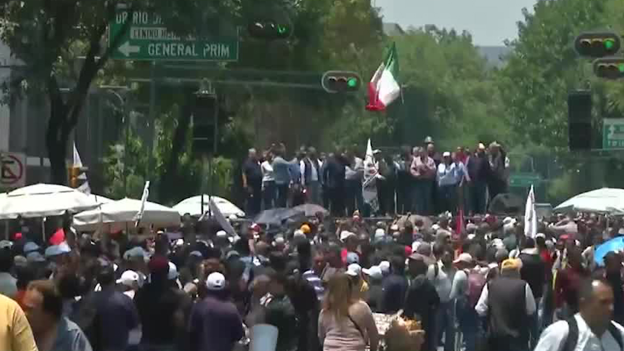 En CdMx, integrantes del SME bloquean avenida Bucareli