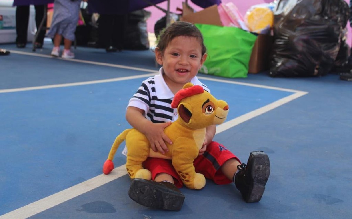 Entregan peluches donados por aficionados de la Jaiba Brava.