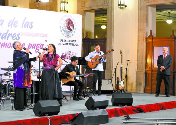 Eugenia León y María Inés Ochoa celebran a las madres en la mañanera. Javier Ríos