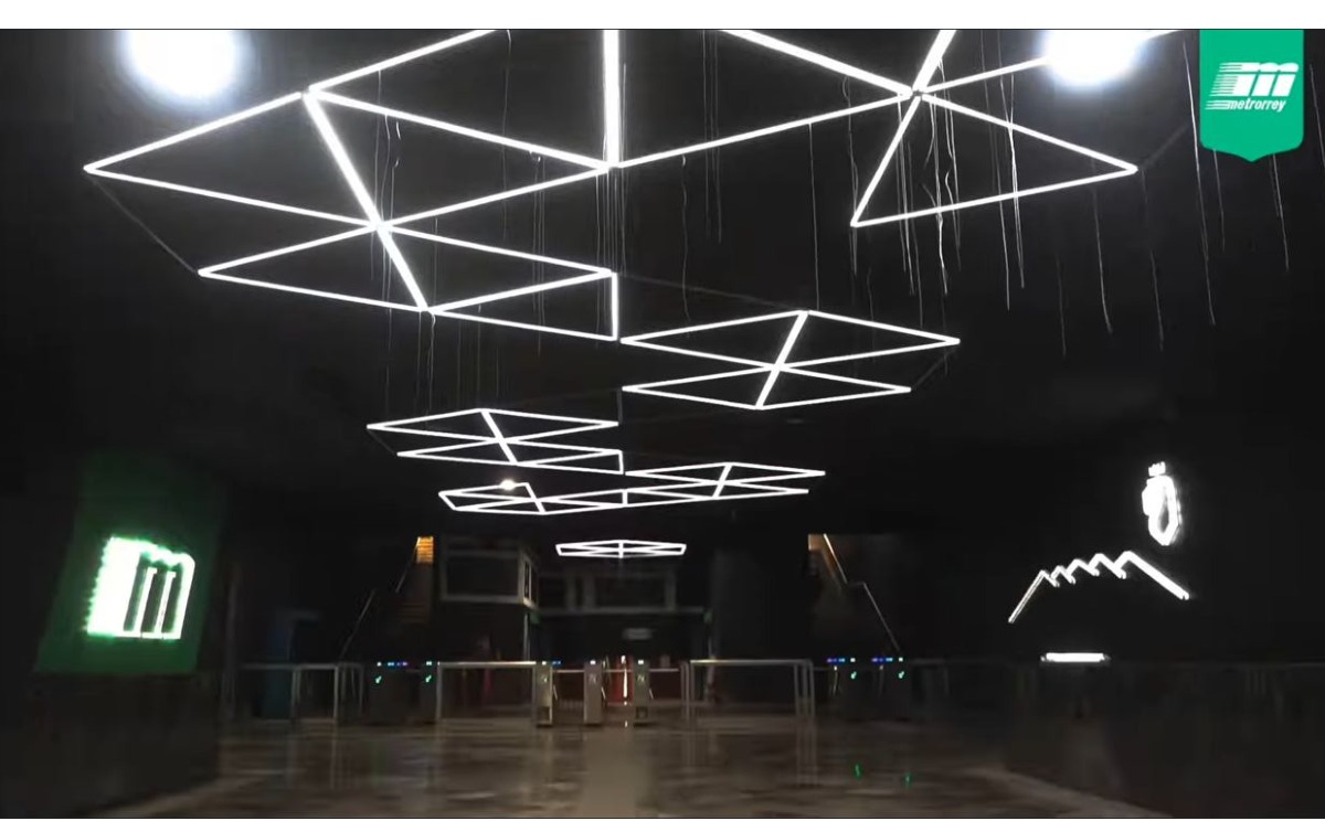 Luces led y anuncios neón se aprecian al entrar a la estación Padre Mier. Foto: Especial