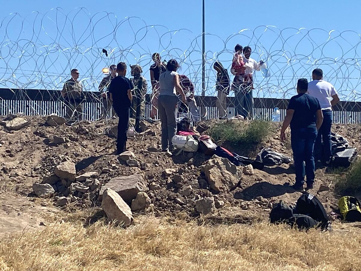 Algunos han optado por pasar por huecos en los cercos, pero fueron devueltos por la patrulla fronteriza (Especial)