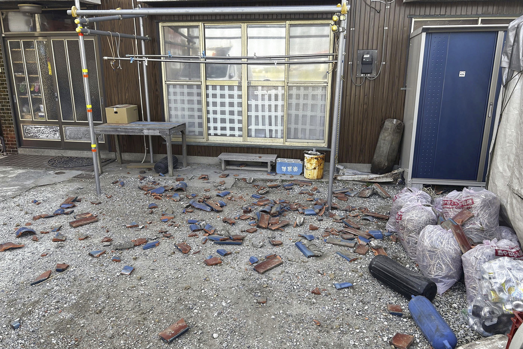 Tejas tiradas por el suelo tras un sismo en Kisarazu, en la prefectura de Chiba| AP
