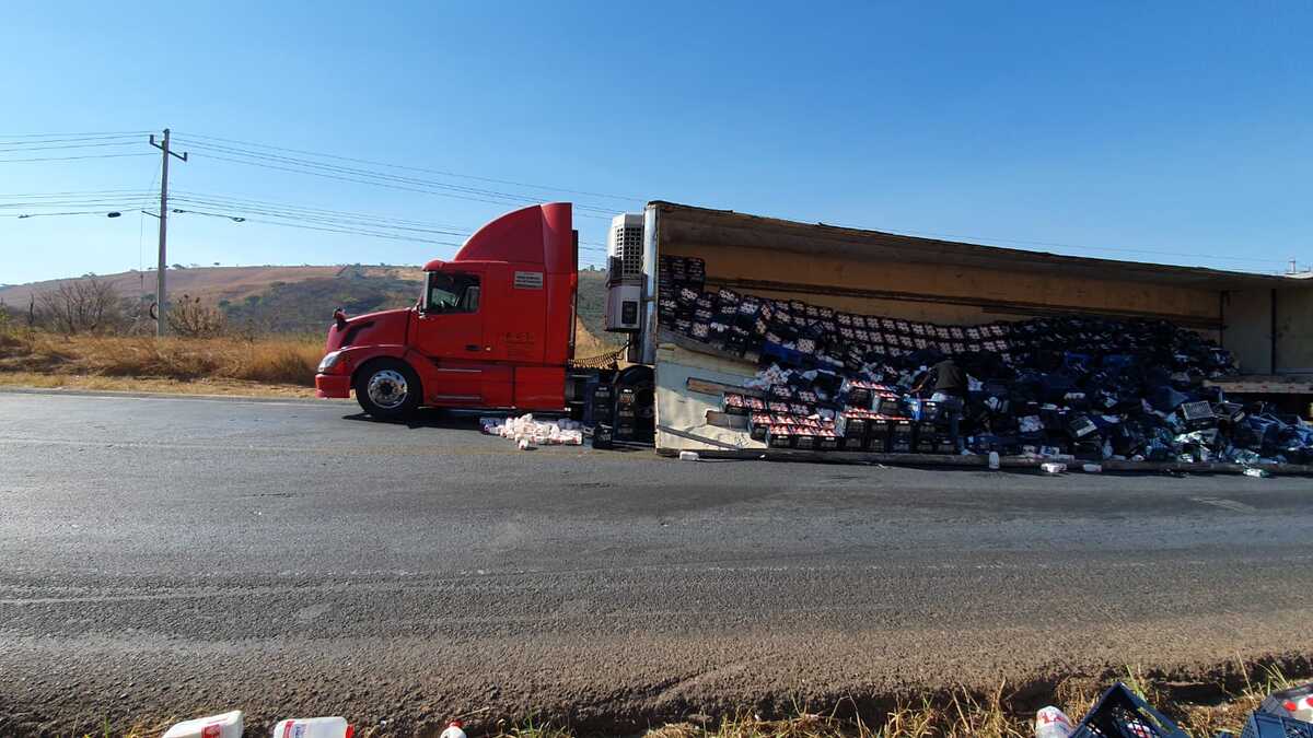 Tráiler con leche embotellada sufre accidente en carretera de Jalisco (Juan Carlos Munguía)
